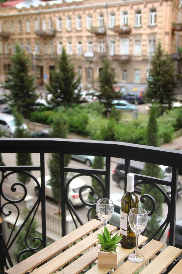 Parilament On Rustaveli 4 Rooms Tbilisi Exterior photo